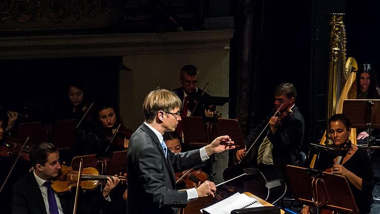 Klangvolle Erstaufführung: Als sinfonisches Märchen mit der Musik von Roland Fister zog "Alice im Wunderland" beim Kinderkonzert im Landestheater in Bann. Den Part des Sprechers übernahm Frederik Leberle.Foto: Jochen Berger