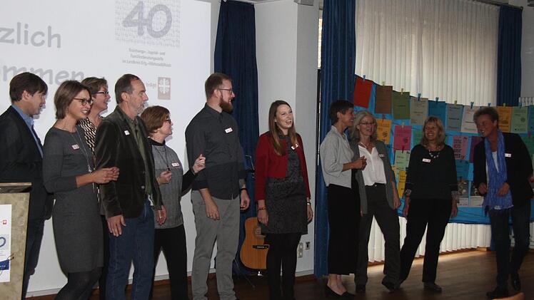 Das Team um Simone Steiner singt sich selbst ein Geburtstagsständchen.    Foto: Richard Sänger