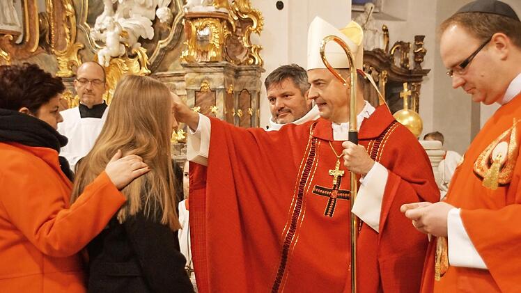 Über 70 Jugendlichen aus den Pfarreiengemeinschaften "Maintal - Heilige Länder" und "Main - Steigerwald" spendete Bischof Franz Jung am Donnerstag das Sakrament der Firmung. Unser Bild entstand in der Wallfahrtskirche Maria Limbach.  Foto: Sabine Weinbeer