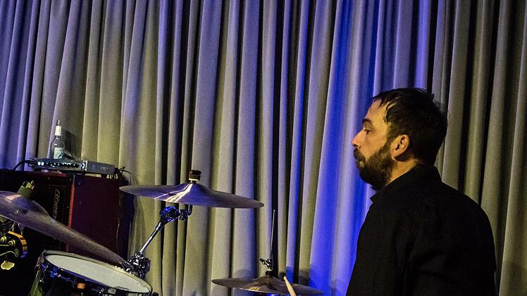 Simon Oslender und seine Band beeindruckten das Coburger Publikum bei "Leise am Markt".Foto: Jochen Berger