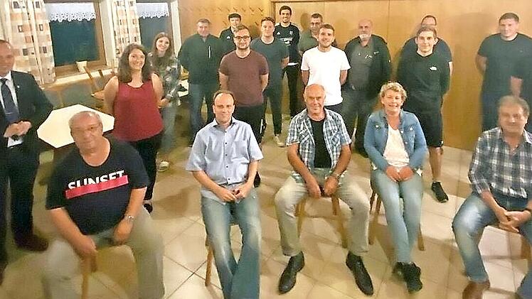 Die verjüngte Vorstandsmannschaft des SC Rennsteig Steinbach am Wald mit Bürgermeister Thomas Löffler (links) und dem neuen Vorsitzenden Klaus Neubauer (Mitte, sitzend)