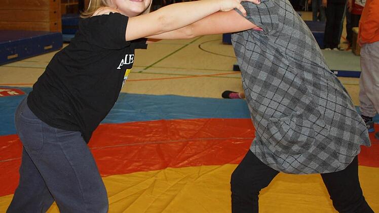Auch Mädchen interessierten sich für den Ringkampfsport, wie hier die beiden siebenjährigen Hanne und Sarah (von links).