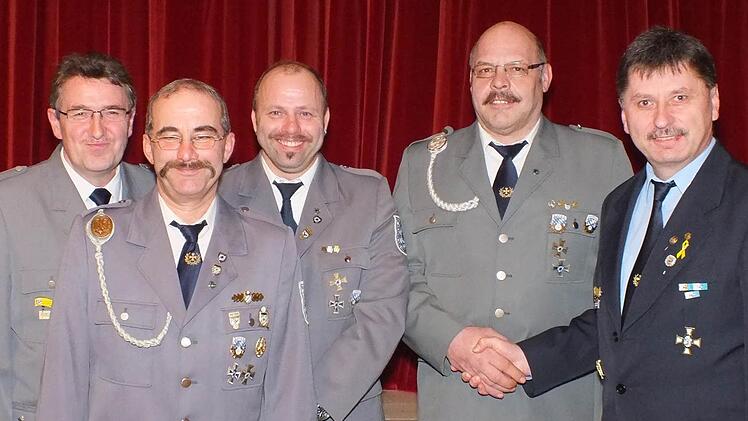 Vorsitzender Michael Rohner, Dieter Hartmann, Uwe Gessner, Günter Glückler und der Kreisvorsitzende des Bayerischen Soldatenbundes, Klaus Lutz Foto: Björn Hein