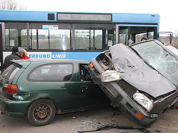 Mehrere Autos und ein Bus sind ineinander verkeilt: So sah es auf der alten Verbindungsstraße aus, als für die Pro 7- Sendung "Galileo" gedreht wurde. Fotos: Sonja Adam