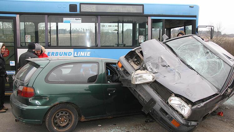Mehrere Autos und ein Bus sind ineinander verkeilt: So sah es auf der alten Verbindungsstraße aus, als für die Pro 7- Sendung "Galileo" gedreht wurde. Fotos: Sonja Adam