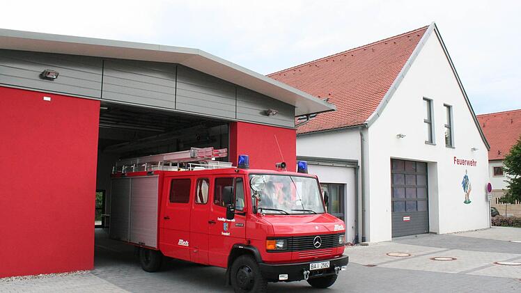 Das alte Gerätehaus (rechts) wurde durch einen Zwischenbau mit dem Erweiterungsbau verbunden