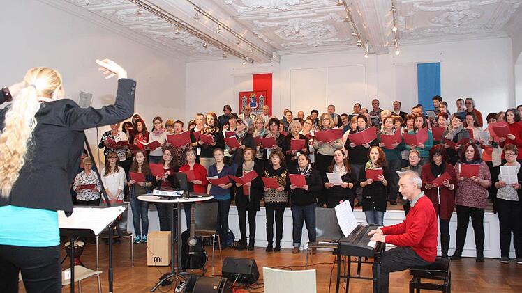 Der Schulungs-Chor bei der Generalprobe. Ilona Seufert ist gewohnt aktiv am Dirigentenpult, am Piano sitzt Thomas Betzer.