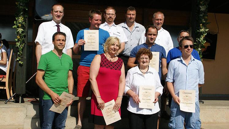 Für 25 Jahre Vereinszugehörigkeit dankten Vorsitzender Uwe Pappenheimer (oben Mitte) und Bürgermeister Michael Ziegler (oben links) diesen Mitgliedern der SpVgg Roßstadt.