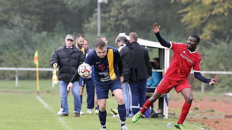 Sven Engelhaupt hält den Ball im Spiel; rechts David So