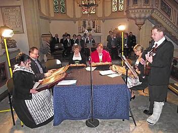 Die Akkordzither-Gruppe mit (von links) Veronika Petrat, Heinrich Glaser, Renate Glaser, Christine Winkler, Birgit Haase und Siggi Winkler mit der Gitarre, sowie im Hintergrund der Kirchenchor Küps Foto: Dieter Wolf