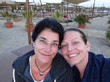 Christiane und Michaela Glaser stehen in Liebe zueinander. Foto: Glaser