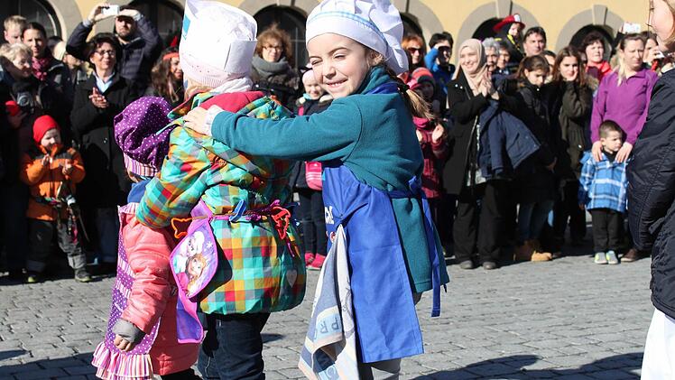 Der Sonnenschein ließ die Augen zwinkern. So wie dieser kleinen Köchin am hinteren Ende einer Polonaise.
