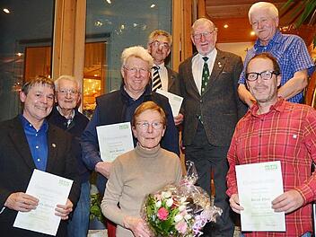 Ehrungen bei der DAV-Sektion Kronach/Frankenwald. Unser Bild zeigt die Jubilare mit stellvertretendem Landrat Gerhard Wunder (vorne links, für 40 Jahre geehrt), Ehrenvorsitzendem Siegfried Petrikowski (hinten Mitte) und Vorsitzendem Robert Wagner (hinten, links, für 25 Jahre geehrt). Foto: Karl-Heinz Hofmann