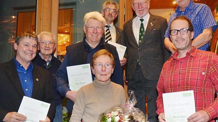 Ehrungen bei der DAV-Sektion Kronach/Frankenwald. Unser Bild zeigt die Jubilare mit stellvertretendem Landrat Gerhard Wunder (vorne links, für 40 Jahre geehrt), Ehrenvorsitzendem Siegfried Petrikowski (hinten Mitte) und Vorsitzendem Robert Wagner (hinten, links, für 25 Jahre geehrt). Foto: Karl-Heinz Hofmann