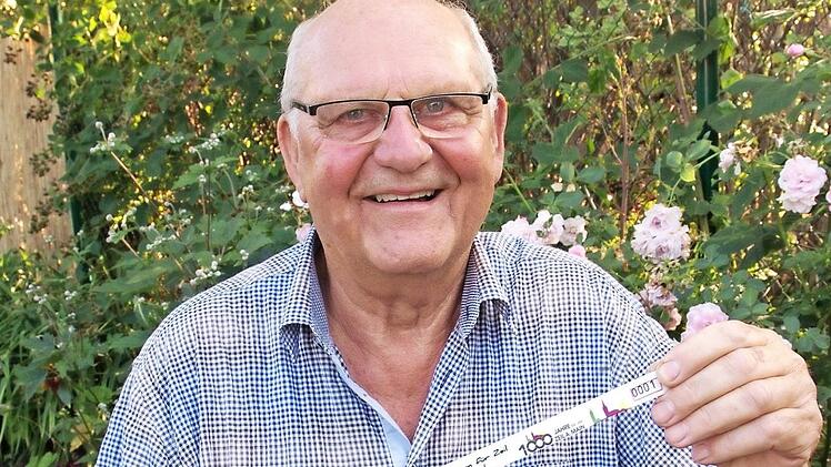 Klaus Diedering ist begeistert von seiner Heimatstadt Zeil und möchte zur 1000-Jahr-Feier 2018 einen 1000-Stimmen-Chor organisieren. Jeder Teilnehmer erhält dazu ein Armband mit dem Motto "1000 Stimmen für Zeil - ich bin dabei!" Der Chor ist Teil einer Reihe von besonderen Veranstaltungen 2018.  Foto: Ulrike Langer