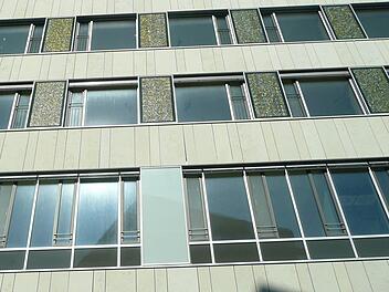 Fassadenteil des neuen Krankenhauses, an dem Solarstrom gewonnen wird  Popp
