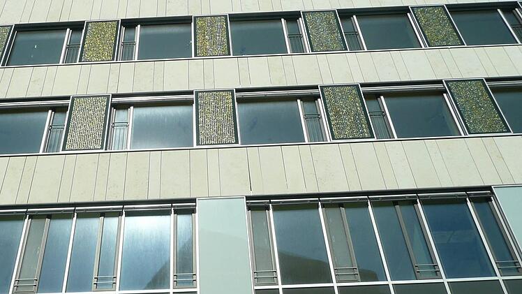 Fassadenteil des neuen Krankenhauses, an dem Solarstrom gewonnen wird  Popp