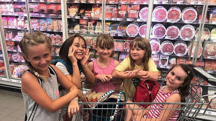 Wer Pizza backen will, der muss erstmal einkaufen. Das taten die Ferienkinder in einem Eberner Supermarkt und belegten sich die Pizzen anschlie&szlig;end ganz nach ihrem Geschmack.Verena Stark