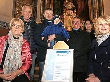 Bei der Spendenübergabe (von links): Gabriele Kullmann, Heinz Hollederer, Christian Rösch mit Sohn Julius (Ehemann, Sohn und Enkel der verstorbenen Heidrun Hollederer), Pfarrer Klaus Weigand, Birgit Rosbigalle und Bärbl Flessa (Präsidentin) Foto: Sylvia Hubele