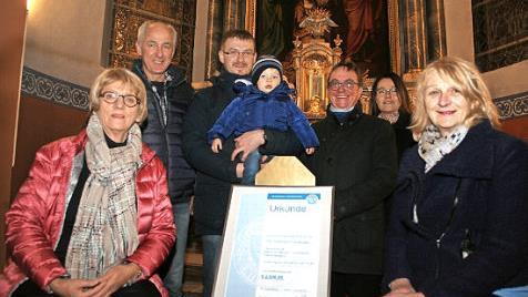 Bei der Spendenübergabe (von links): Gabriele Kullmann, Heinz Hollederer, Christian Rösch mit Sohn Julius (Ehemann, Sohn und Enkel der verstorbenen Heidrun Hollederer), Pfarrer Klaus Weigand, Birgit Rosbigalle und Bärbl Flessa (Präsidentin) Foto: Sylvia Hubele