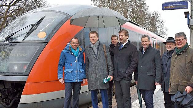 Bayerns Umweltminister Thorsten Glauber (l.) traf sich am Rüsselbacher Bahnhof mit Vertretern der Bahn und der umliegenden Kommunen, um mit ihnen über die Wichtigkeit der Gräfenbergbahn und deren deshalb notwendiger Ertüchtigung zu sprechen. Fotos: Petra Malbrich