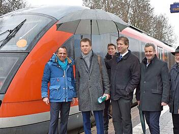 Bayerns Umweltminister Thorsten Glauber (l.) traf sich am Rüsselbacher Bahnhof mit Vertretern der Bahn und der umliegenden Kommunen, um mit ihnen über die Wichtigkeit der Gräfenbergbahn und deren deshalb notwendiger Ertüchtigung zu sprechen. Fotos: Petra Malbrich