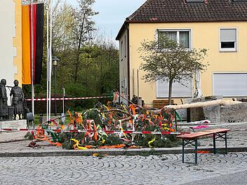 Maibaum fällt in Obernbreit um und verletzt zwei Personen