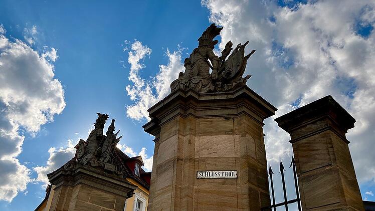 Das Schlosstor steht heute frei neben der Residenz.
