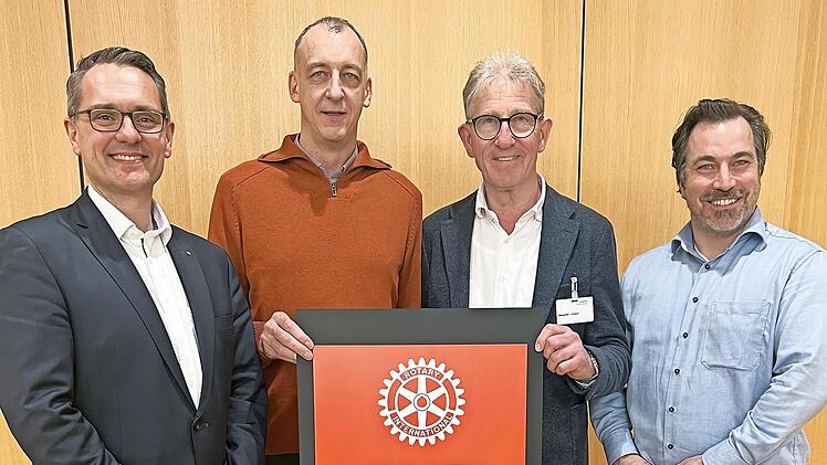 Sie stehen für die Spendenaktion (v. l.): Michael Zeus (RC Forchheim), Konrad Kreß (Präsident RC Herzogenaurach), Dieter Wilhelm (Präsident RC Forchheim) und Dominik Kerner (RC Herzogenaurach).