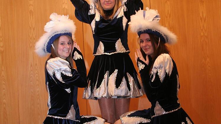 Janina Gybowski, Anne Wiemann und Katrin Ott (v.l.) nehmen schon einmal Haltung ein