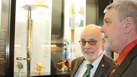 Heinz Habbe (links) spendete seine Sammlung von Olympiafackeln für das Museum. Zweiter Bürgermeister Norbert Tessmer zeigte sich sehr beindruckt.