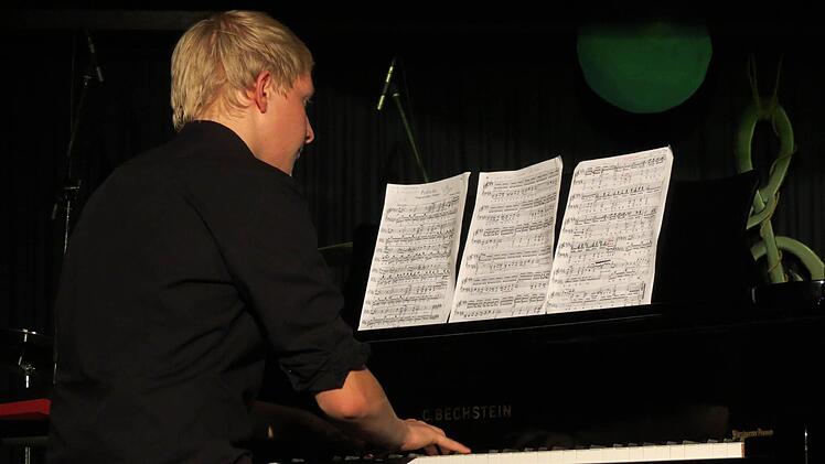 Leise, harmonische Töne am Klavier: Jonas Waldig mit Chopins "Regentropfen-Prelude".