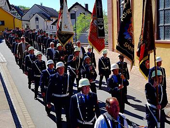 Der Festzug der Windheimer Wehr wurde von den Klingentaler Musikanten angeführt und von Nachbarwehren begleitet. Foto: Gerd Schaar