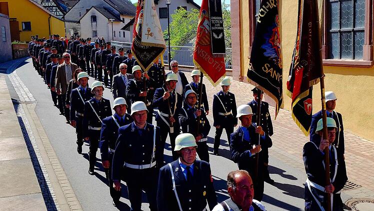 Der Festzug der Windheimer Wehr wurde von den Klingentaler Musikanten angeführt und von Nachbarwehren begleitet. Foto: Gerd Schaar