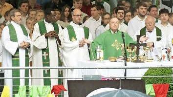 Beeindruckendes Bild: Zahlreiche Geistliche beim Festgottesdienst