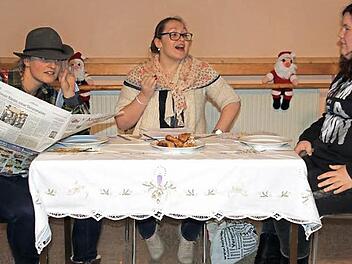 Die Jugend begeisterte bei der Awo-Weihnachtsfeier mit einem Sketch. Miriam Zeller (links) und Franziska Pfreundner (Mitte) von der Garde Flashlights und Stephanie Busch von der Juniorengarde hatten sich zu einem überhaupt nicht besinnlichen Weihnachtsessen zusammengefunden.  Foto: Stephan Stöckel