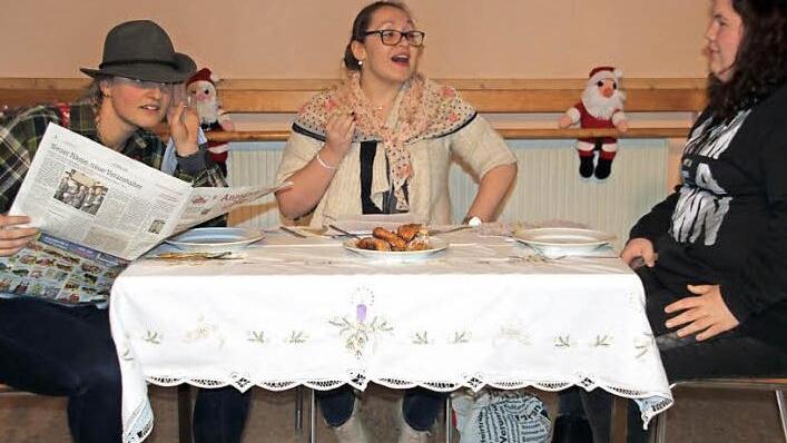 Die Jugend begeisterte bei der Awo-Weihnachtsfeier mit einem Sketch. Miriam Zeller (links) und Franziska Pfreundner (Mitte) von der Garde Flashlights und Stephanie Busch von der Juniorengarde hatten sich zu einem überhaupt nicht besinnlichen Weihnachtsessen zusammengefunden.  Foto: Stephan Stöckel