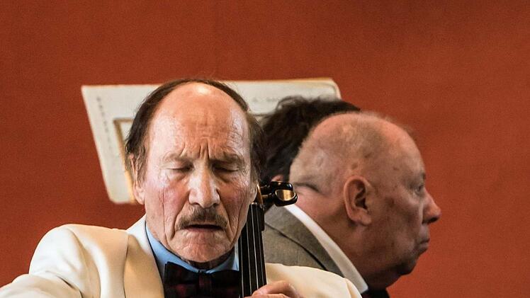 Der in Coburg aufgewachsene Cellist gestaltete ein Konzert zu seinem 80. Geburtstag im Haus Contakt. Dabei trat er als Solist gemeinsam mit dem Pianisten Hans-Dieter Bauer auf und dirigierte zudem das Collegium musicum, dessen Gründungsmitglied er 1953 war. Foto: Jochen Berger