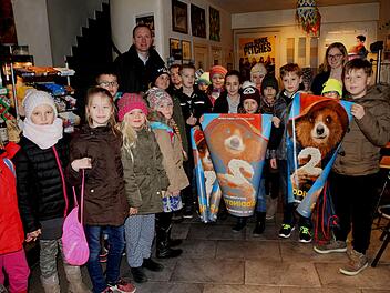85 Kinder und Jugendliche nahmen am Kinotag der Stadt Eltmann mit "Bär Paddington 2" teil; unser Bild zeigt einen Teil der Schüler mit  Bürgermeister Michael Ziegler.Günther Geiling
