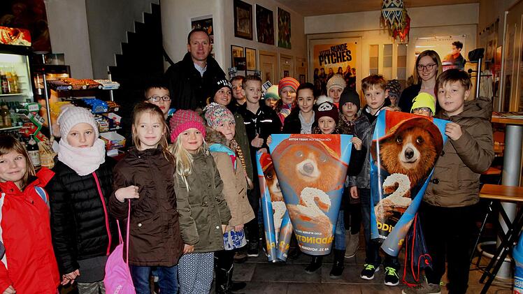 85 Kinder und Jugendliche nahmen am Kinotag der Stadt Eltmann mit "Bär Paddington 2" teil; unser Bild zeigt einen Teil der Schüler mit  Bürgermeister Michael Ziegler.Günther Geiling