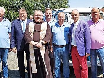 Freuten sich &uuml;ber eine gelungene "Oldtimer-Pilger-Fahrt" (von links): Walter Pr&ouml;sdorf vom Oldtimerstammtisch Kulmbach, Landrat Klaus Peter S&ouml;llner, Pater Adrian Manderla, Peter Georgius und Walter Schaller, B&uuml;rgermeister Franz Uome und Karlheinz Wunder vom Oldtimerclub Kronach Foto: Sigrid Daum