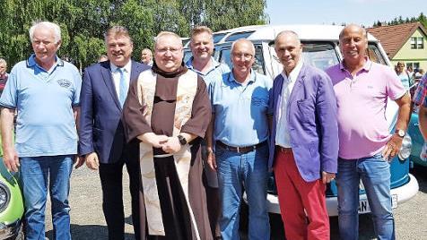 Freuten sich &uuml;ber eine gelungene "Oldtimer-Pilger-Fahrt" (von links): Walter Pr&ouml;sdorf vom Oldtimerstammtisch Kulmbach, Landrat Klaus Peter S&ouml;llner, Pater Adrian Manderla, Peter Georgius und Walter Schaller, B&uuml;rgermeister Franz Uome und Karlheinz Wunder vom Oldtimerclub Kronach Foto: Sigrid Daum