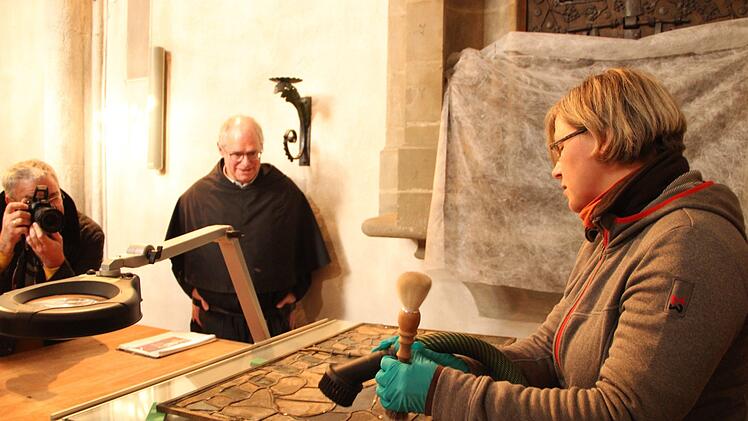 Mit Pinsel und Spezialstaubsauger reinigt Restauratorin Steffi Wirsing-Nolte die Fenstersegmente der Glasfenster.Heike Beudert