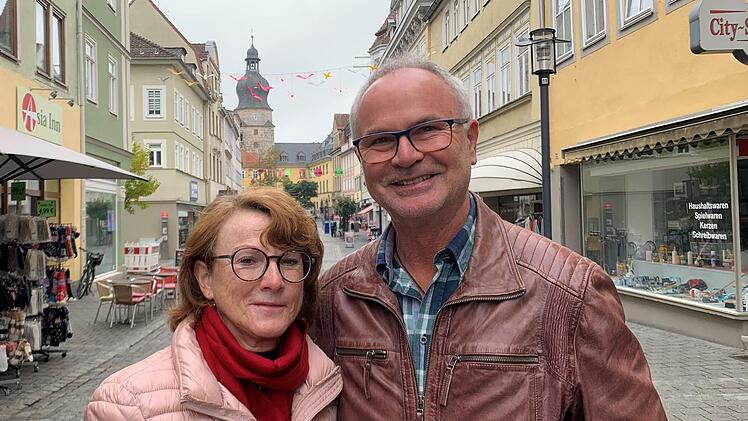 Ulrich Hofmann (65, hier mit Frau Magdalena) aus Autenhausen: "Ich w&uuml;rde mir w&uuml;nschen, auch ohne Maske auf den Weihachsmarkt gehen zu k&ouml;nnen. Mit Maske geht Lebkuchen essen und Gl&uuml;hwein trinken n&auml;mlich schlecht. Es ist ja das Selbe wie in Gastst&auml;tten. Da ist man auch nicht alleine am Tisch. Da ist man sich auch nahe. Wenn die R&uuml;cksichtnahme und der Respekt vor den anderen gewahrt ist, mache ich mir keine Sorgen. Eine Regelung mit 3G oder 3G+ finde ich deshalb sehr gut. Wenn man weder geimpft,...