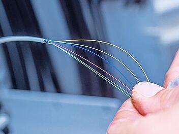 Dünn, bunt – und schnell! Mit Glasfaser bekommt man bis zu einem Gigabit Daten pro Sekunde ins Haus.