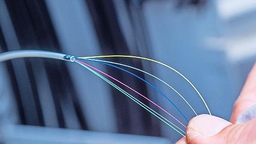 Dünn, bunt – und schnell! Mit Glasfaser bekommt man bis zu einem Gigabit Daten pro Sekunde ins Haus.