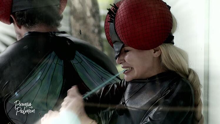 Dumm gelaufen: Zwar sind Kevin und Franzi Temme am schnellsten. Aber Franzi hat den Luftballon statt mit Atem und Mund mit Z&auml;hnen und Fingern&auml;gel zum Platzen gebracht. Regelversto&szlig;! Deshalb gewinnen Edith und Eric.