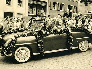 Gregorifest 1955: Mit vier Jahren darf Hans-Dieter Herold im Cabriolet von Oberbürgermeister Georg Hagen mitfahren. Fotos: privat