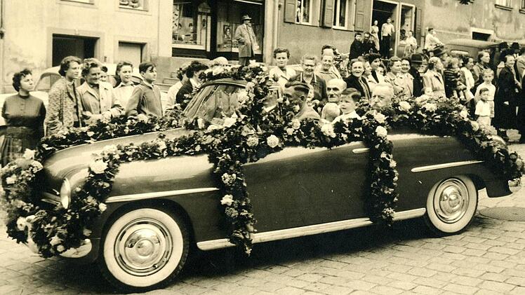 Gregorifest 1955: Mit vier Jahren darf Hans-Dieter Herold im Cabriolet von Oberbürgermeister Georg Hagen mitfahren. Fotos: privat
