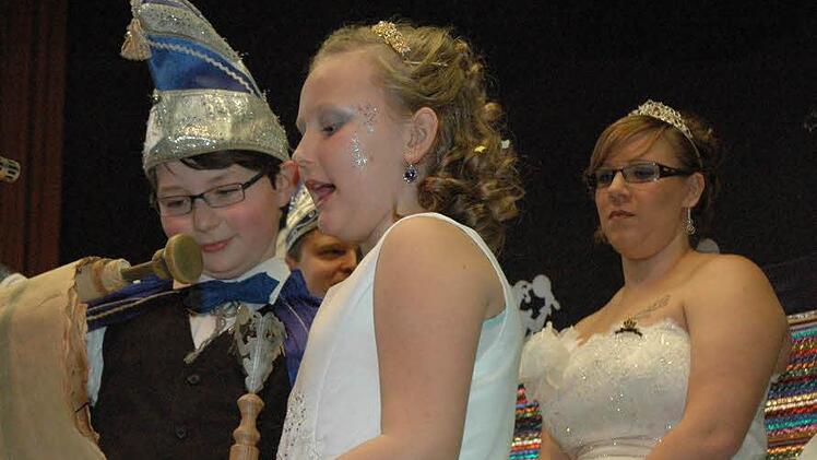 Jonas Schweinfest und Friedericke Aupperle bilden heuer das Kinderprinzenpaar. Rechts Prinzessin Anna Pratsch und halb verdeckt Prinz Jens Höhn.